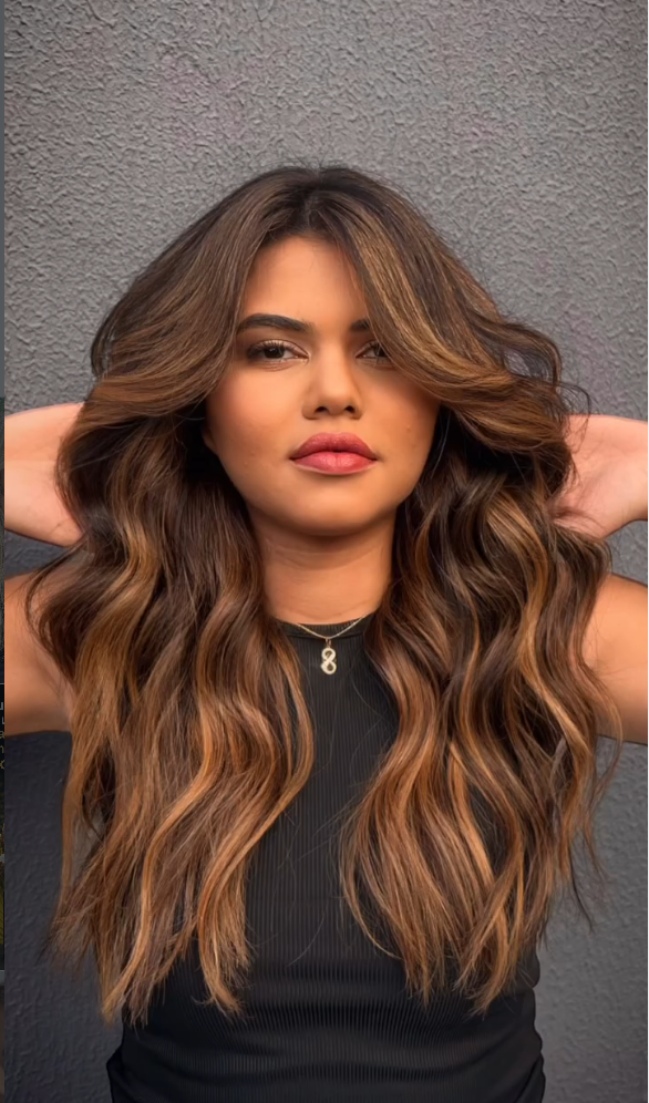 Cliente do Studio Cajueiro com cabelo longo ondulado finalizado
