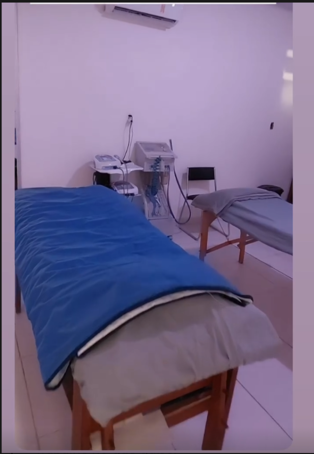 Sala de atendimento do Studio Cajueiro preparada para estética e massoterapia